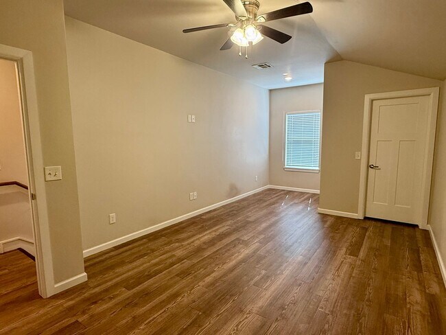 Building Photo - Large 3 Bed, 2 Bath in Beautifully Well-Maintained Neighborhood