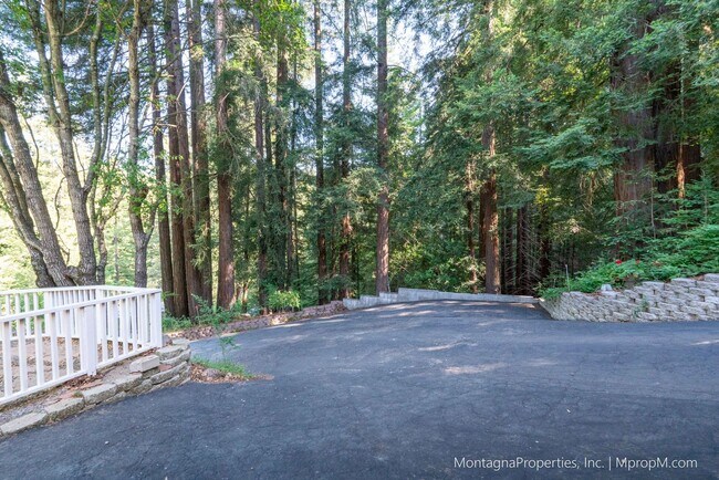 Building Photo - Updated and spacious 3 bedroom house on ov...