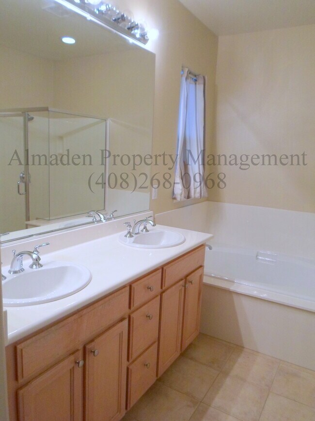 Building Photo - Pets Negotiable! Great Location near Willow Glen! Central A/C! Tri-Level Home w/ Many Upgrades!