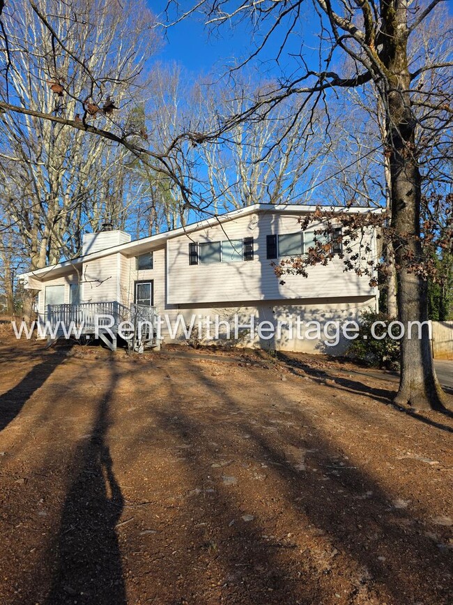 Building Photo - Amazing 3 Bedroom/ 2 Bath Home / Spacious Livingroom /  Flex Room / 1/2 Acre / Fenced Yard / Grea...