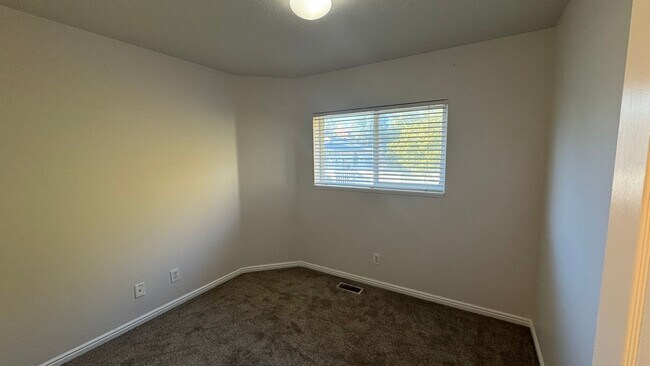 Building Photo - 3 Bedroom 2.5 Bath in West Jordan!