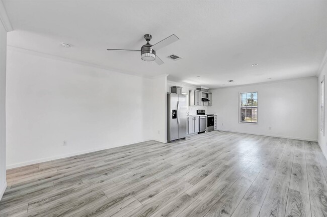 Building Photo - 2410 Skyview St