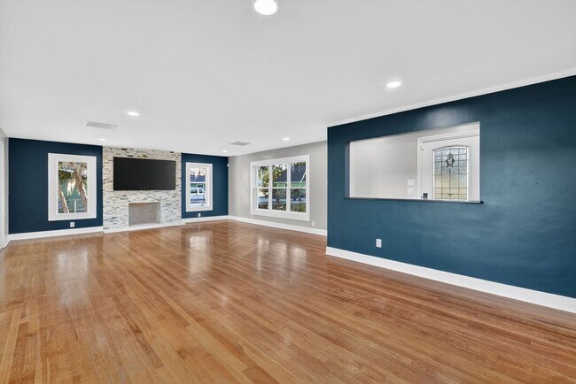 Building Photo - Lakefront 4-Bedroom Home for Rent in Beautiful Umatilla, FL