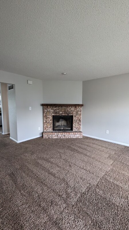 Building Photo - 204 NE Cedar Ct
