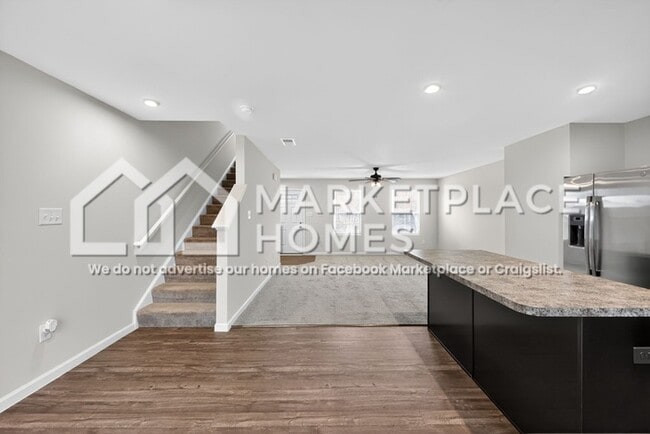 Building Photo - 807 Sun Vly Wy