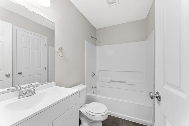 Building Photo - 743 Hilltop Ln