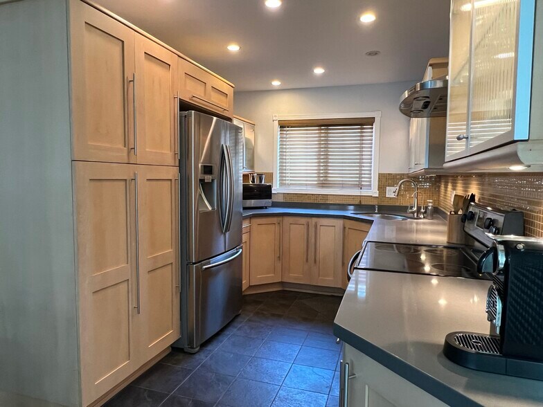 Building Photo - 6151 Canterbury Dr