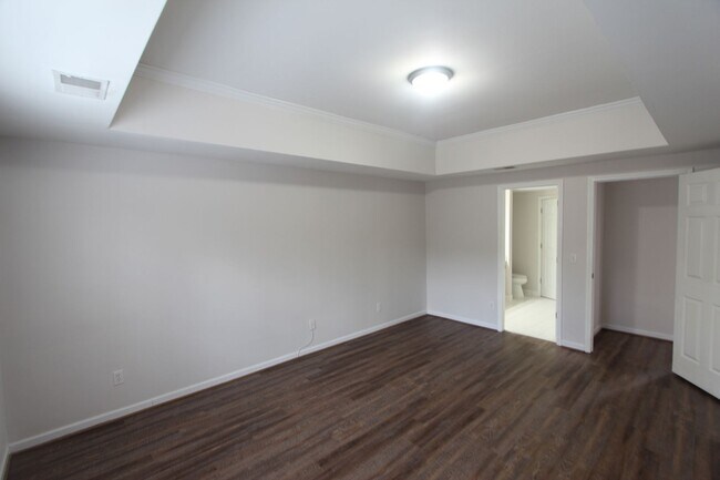 Building Photo - Wonderful and Large 3 Bedroom 2.5 Bath Townhome w/Garage