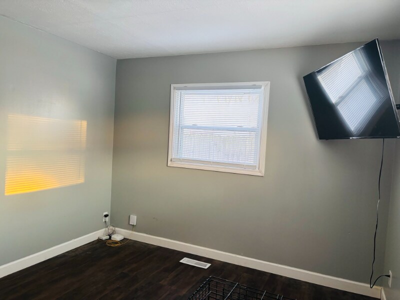 Building Photo - 110 Hall Ct