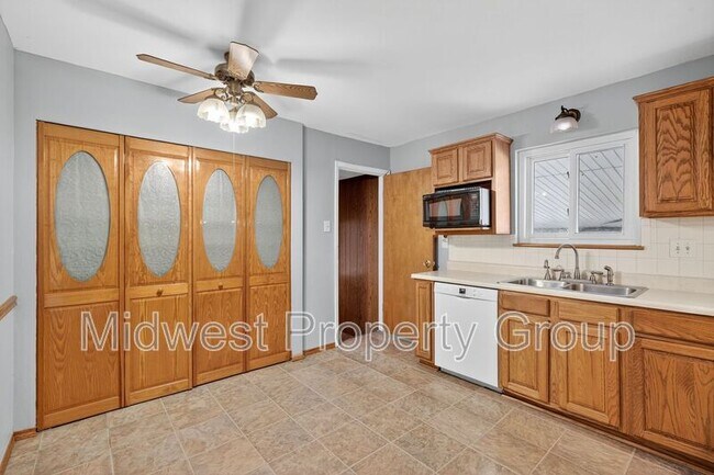 Building Photo - 535 Bardot Dr