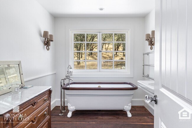 Building Photo - Wine Country Living in Spacious Glen Ellen...