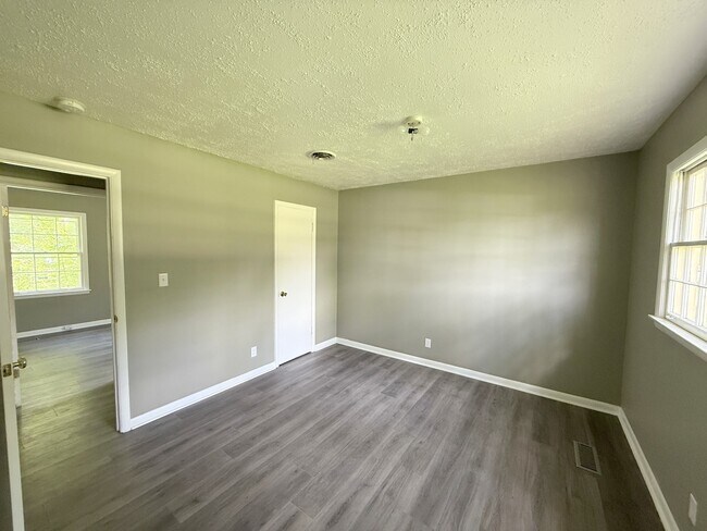 Building Photo - 3015 Shadow Lawn Dr NW