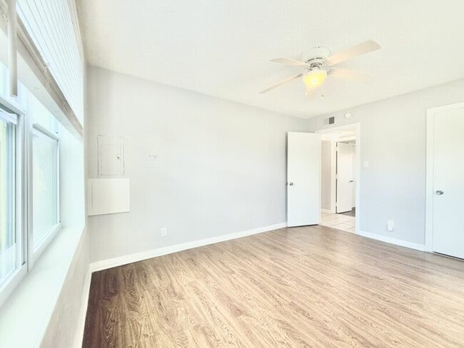 Building Photo - 1138 30th St S