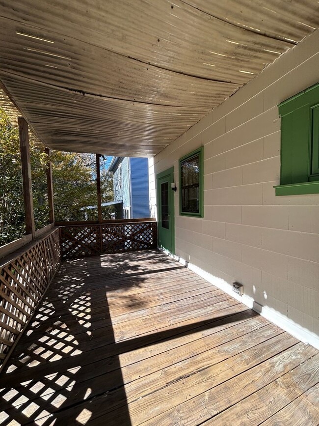 Building Photo - Spacious 3 BR home, Minutes to Medical Cen...