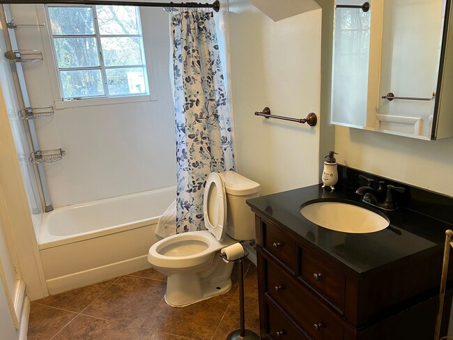 Building Photo - 4 BEDROOM 2 BATHROOM SINGLE FAMILY HOME