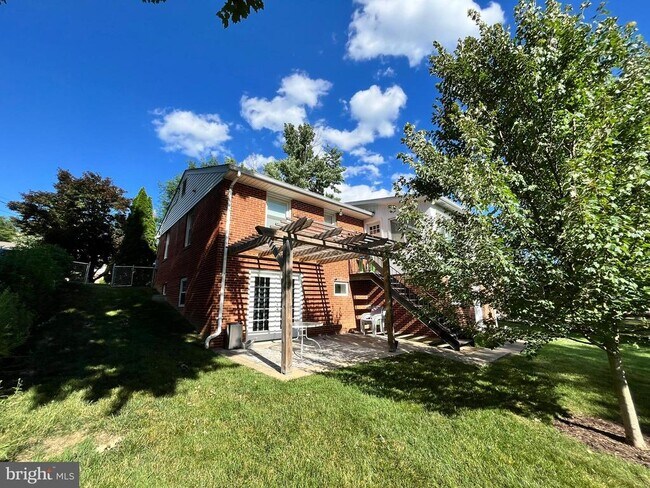 Building Photo - 10710 Jamaica Dr