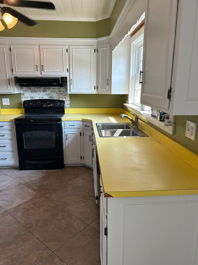 Building Photo - CHARMER LOCATED IN THE HEART OF DOWNTOWN CONWAY
