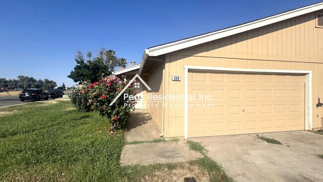 Building Photo - Charming Galt 2bd/2ba Duplex with 2 Car Ga...