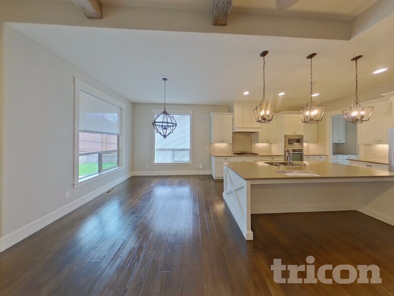 Building Photo - 2604 NE 175th St