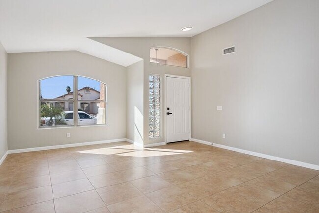 Building Photo - Very nice single level home with 4 bedrooms and 2 baths!