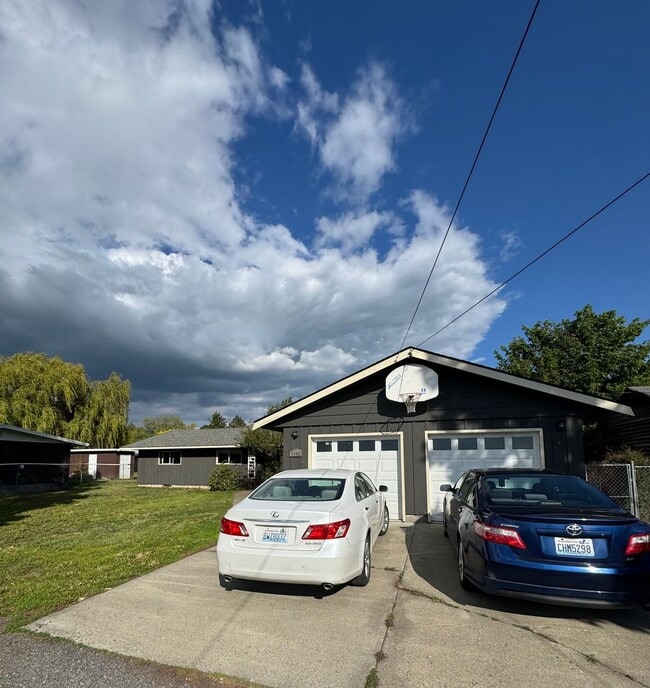 Primary Photo - Spacious 5 Bedroom Rental by Park