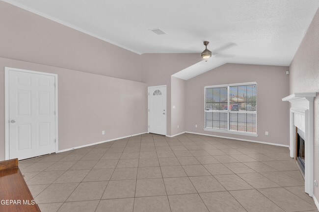 Building Photo - 11868 Oak Crossing Dr