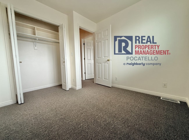 Building Photo - 3 Bedroom 1.5 Bath Apartment - 2 car garage