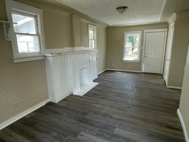 Building Photo - 1726 N Sierra Way