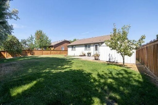 Building Photo - Updated ranch with a finished basement