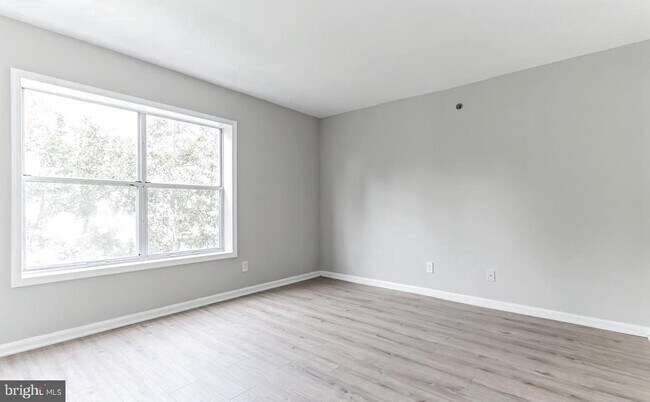 Building Photo - 3179 Summit Square Dr