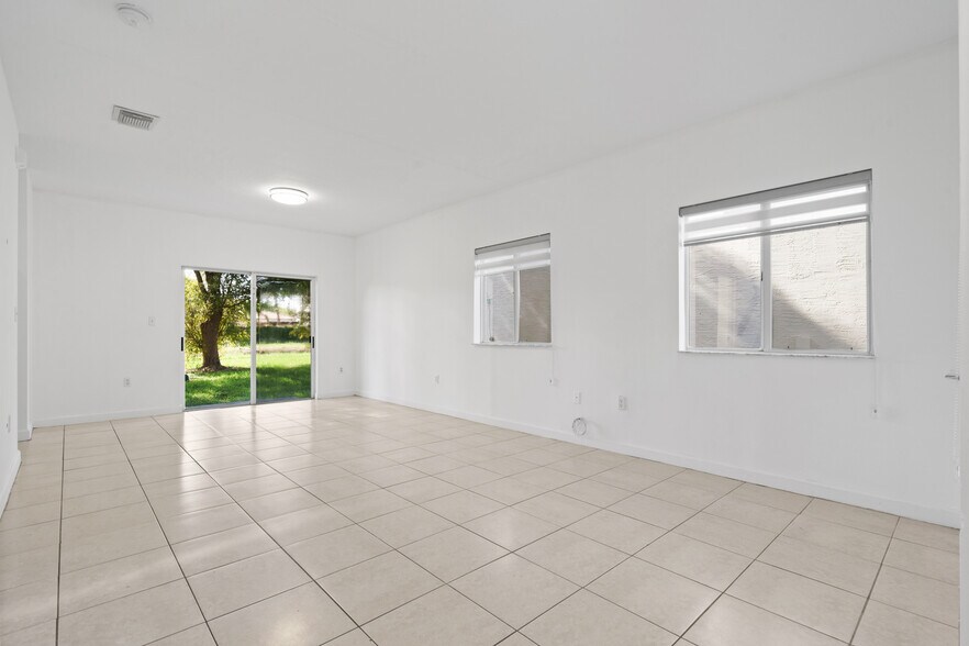 Building Photo - 1180 NE 41st Ave