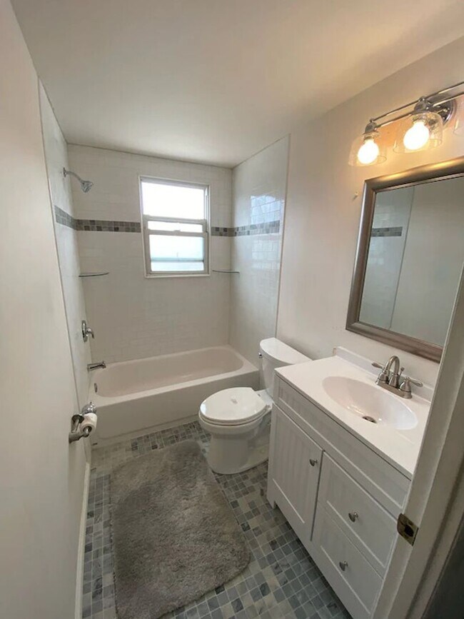 Building Photo - BEACH BLOCK - 2 Bed / 1 Bath - WINTER RENT...