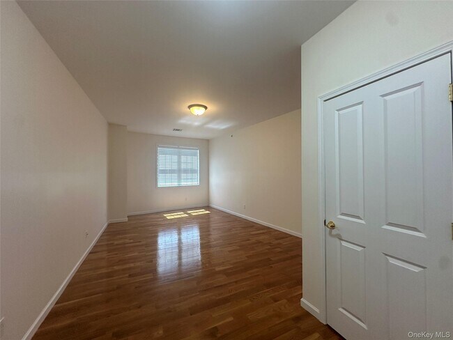Building Photo - 77 Quaker Ave