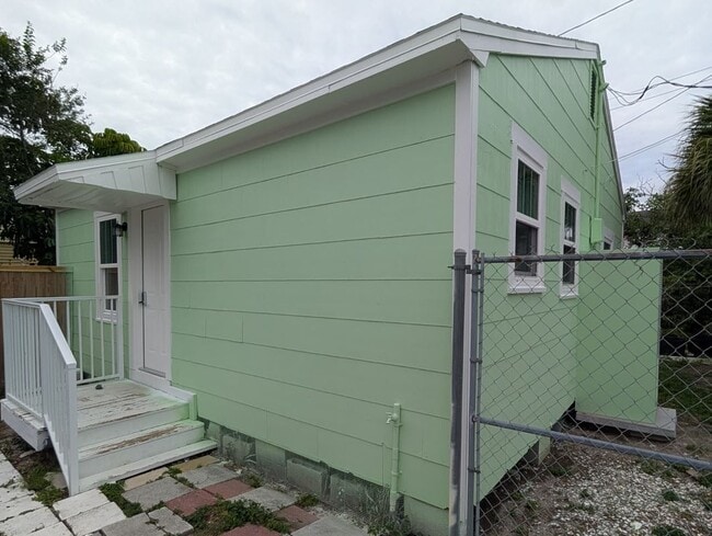 Building Photo - 1834 28th Ave N
