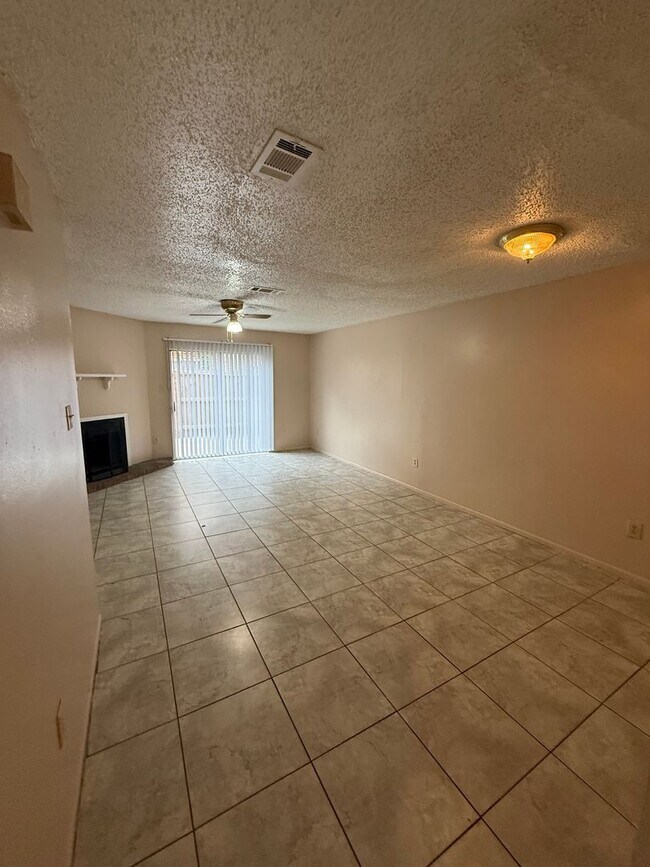 Building Photo - 2 bedroom 2 bath town home in a gated community