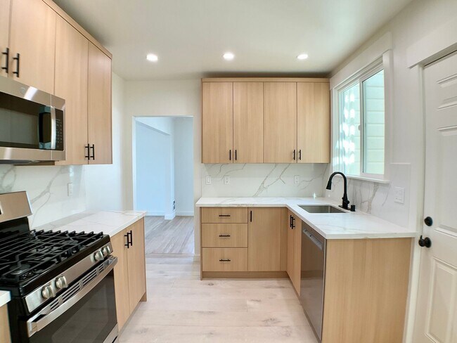 Building Photo - Remodeled! GARAGE PARKING Included! IN-UNI...