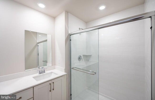 Building Photo - 715 Platinum Dr