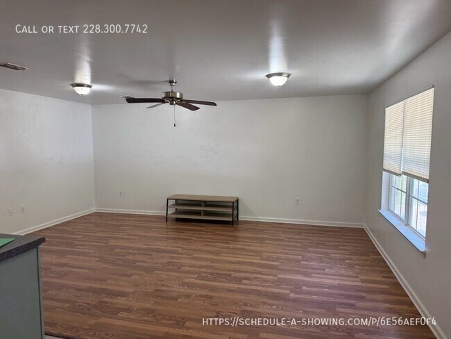 Building Photo - 124 30th 1/2 St-B