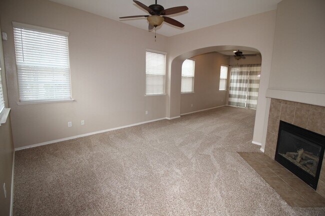 Building Photo - Cute Home in Fig Garden Gated Community.