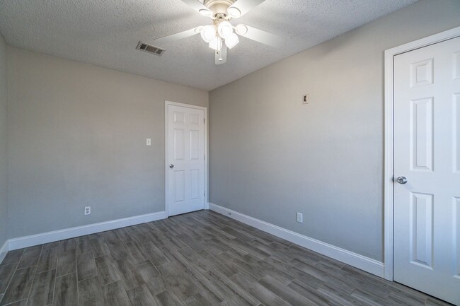 Building Photo - Cozy Comfort: Inviting 3 Bedroom, 1.5 Bath...