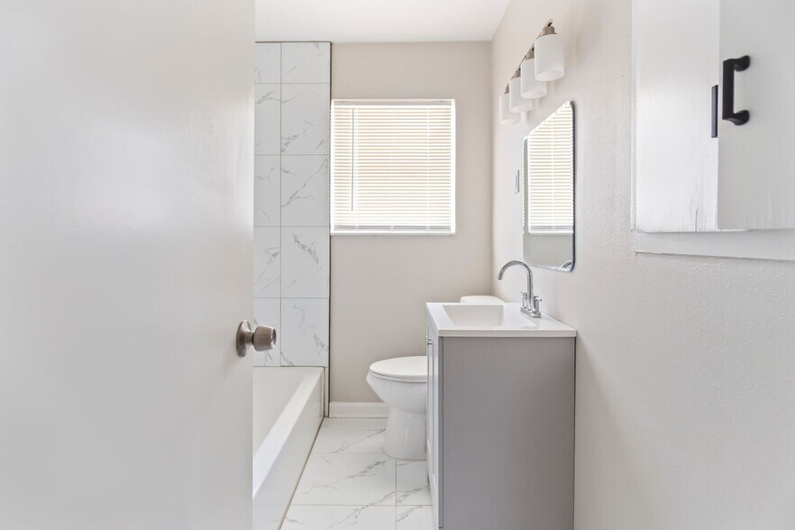 Building Photo - 1455 Marilyn Dr