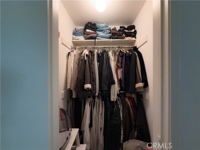 Building Photo - 532 N Rossmore Ave