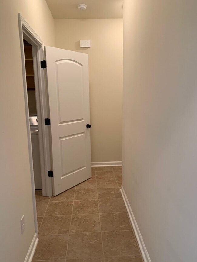 Building Photo - Beautiful 3 bedroom 2 bath home in