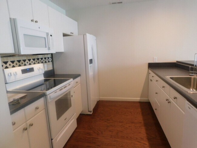 Building Photo - Remodeled 2 Bedroom 2 Bath Condo Over Looking Broad Creek