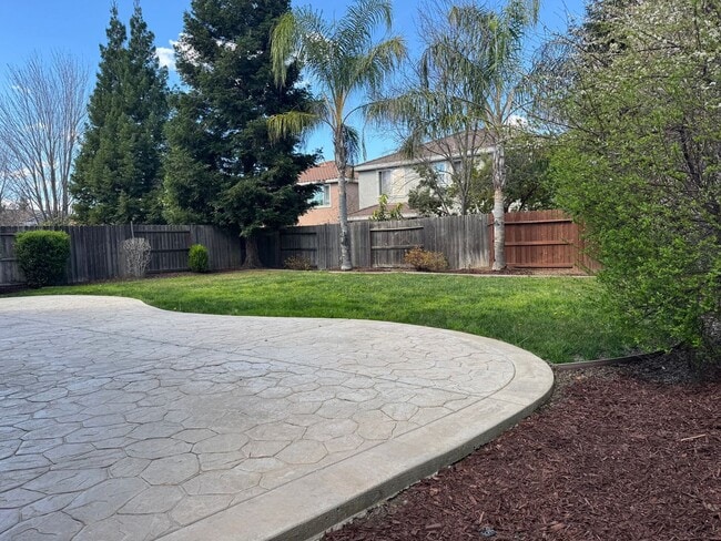 Building Photo - 5 bedroom home in W. Roseville. No carpet!