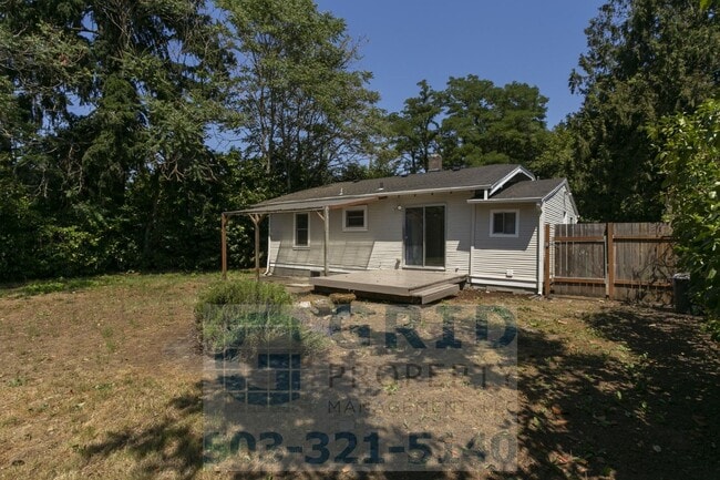 Building Photo - 2 Bedroom Home Available in Southeast Wood...