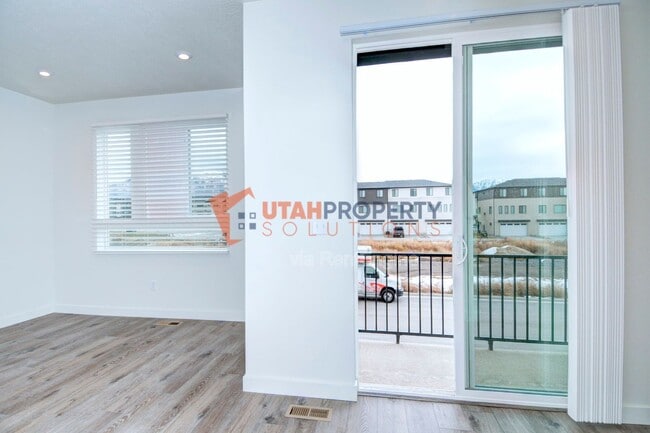 Building Photo - 963 W 540 S