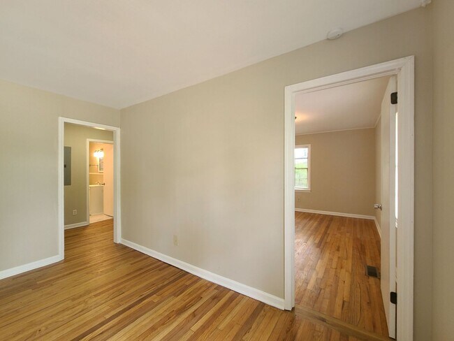 Building Photo - Cutest Bungalow in the Heart of Hapeville 3 bed/2 bath