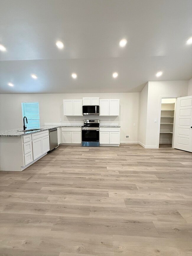 Building Photo - 2501 Kenwood Ave