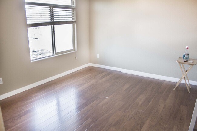 Building Photo - Modern Townhouse with Two Master Bedrooms!